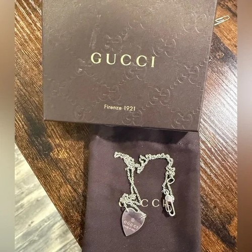 Collana Gucci in argento sterling con cuore con marchio inciso 18"