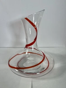 Decantador de vidrio Pier 1 rojo remolino vidrio artístico borde inclinado 9,5" de alto - Imagen 1 de 7