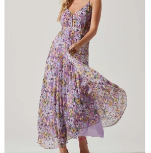 ASTR the Label Loralee Purple Pleated Midi Dress NWT US Women Size S Wedding - Picture 1 of 12