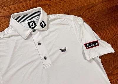 Camisa polo de golf FootJoy Titleist Tour se adapta a hombre mediana The Lake cuello FJ blanca Foto 1 de 4