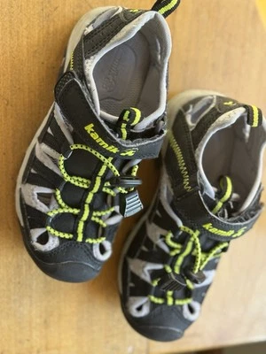 Sandálias Kamik Wildcat Boy carvão cal biqueira fechada alça ajustável caminhada tamanho 11 - Imagem 1 de 4