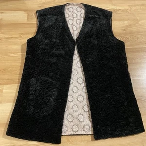 Gilet lungo aperto vintage retrò testurizzato nero cucito a mano da Christel Sinzig floreale - Foto 1 di 7