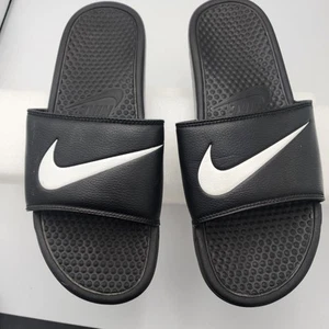Nike Benassi Herren 12M Swoosh schwarz weiß Slipper Dusche Pool Wasserrutschen Sandalen - Bild 1 von 8
