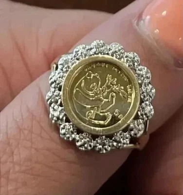 Anillo de moneda de oso panda creado en laboratorio de diamantes de corte redondo de 1,30 quilates enchapado en oro amarillo de 14 quilates Foto 1 de 4