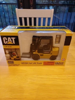NORSCOT DIECAST 1/25 SCALE CAT GP25K LIFT TRUCK FORKLIFT CATERPILLAR 55071 - Image 1 of 4