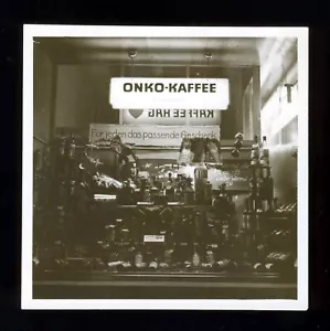 Foto Schaufenster ONKO-KAFFEE & KAFFEE HAG u.a. Weihnachten ca. 1950-60er - Bild 1 von 2