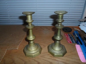 Par de candelabros push up de latón victoriano de 8" x 4" base octogonal - Imagen 1 de 5