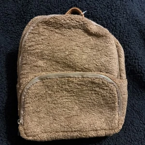 Mochila difusa de felpa marrón Hello 3am Forever - NUEVA con etiquetas.   P18 - Imagen 1 de 11