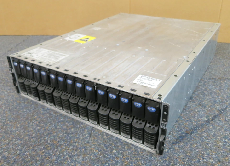 EMC KAE Storage Array W4572 005048494 + 15x 300GB 10K HDD 2x Controllers 2x PSU - Image 1 of 1