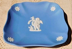 VINTAGE WEDGWOOD BLUE JASPERWARE 4.25" DECORATIVE TRINKET DISH W/ WHITE TRIM - Picture 1 of 4