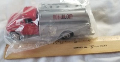 Camión cisterna Chevy ERTL MOBILIA.COM ROJO Y PLATEADO 1995 FUNDIDO A PRESIÓN NUEVO EN PAQUETE Modelo #1165F Foto 1 de 4