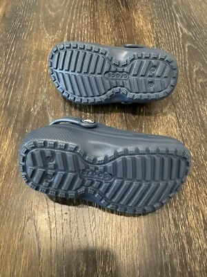 Crocs forrados de piel azul marino talla 9 para niños pequeños Foto 1 de 4