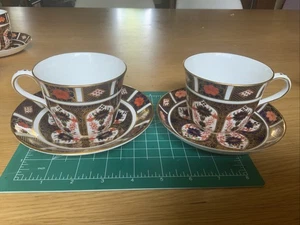 Royal Crown Derby Old Imari 1128 kannelierte Tassen & Untertassen 22K englischer Knochen 2 Sets - Bild 1 von 10