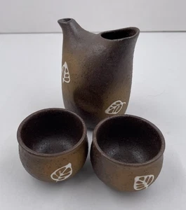 Juego de té de sake de cerámica japonesa de 3 motivos rústicos de esmalte marrón y hojas blancas - Imagen 1 de 9