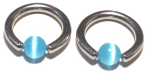 Zwei 10g 1/2 VCH blaue Katzenaugen unverlierbare Ringe äußere innere Schamlippen 316L Chirurgenstahl - Bild 1 von 2