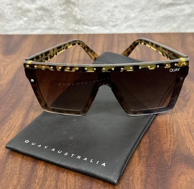 Óculos de sol feminino Quay Australia cravejado de tartaruga escudo superior liso tamanho grande - Imagem 1 de 4