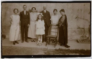 PHOTO ANCIENNE - GROUPE FAMILLE CHAISE VIDE CURIOSITÉ - FAMILY -Vintage Snapshot - Picture 1 of 1