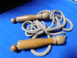 VINTAGE CHILD'S JUMP ROPE - Picture 1 of 3