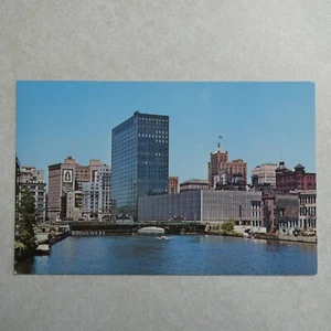Downtown Milwaukee veduta del distretto finanziario Wisconsin cartolina d'epoca F677 - Foto 1 di 2