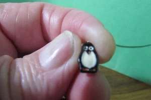 DB Vintage 1/2" metal penguin pierced post earrings - Picture 1 of 2