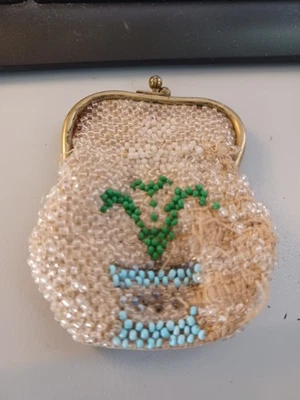 Bolsa de moedas pequena vintage com miçangas fecho de pressão 3" de altura e 2" de diâmetro. - Imagem 1 de 3