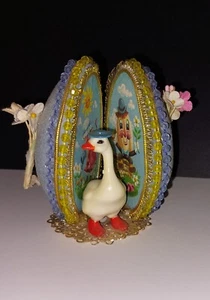 Figura vintage kitsch decorativa hecha a mano diorama huevo de Pascua con plástico ganso - Imagen 1 de 10
