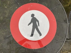 Vorsicht Fußgänger mit Hüten Auto KFZ Warnung Verkehrsschild Swiss 60cm - Bild 1 von 5