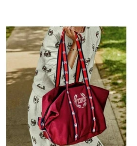 Victoria's Secret borsone medio rosa tote weekend logo rubino profondo nuovo con scatola - Foto 1 di 7