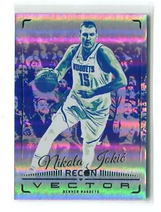 2023-24 Panini Recon Nikola Jokic Inserto vettoriale #10 PEPITE DENVER - Foto 1 di 1