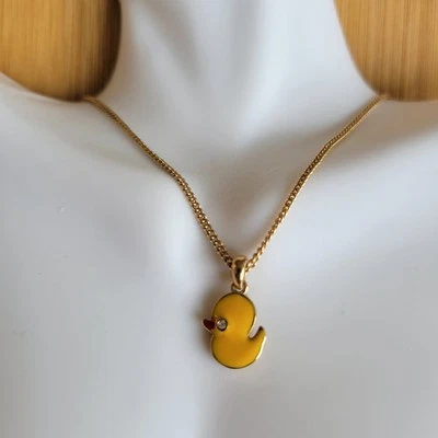 Colar de borracha delicada Lia Sophia pingente de esmalte amarelo corrente tom dourado - Imagem 1 de 4