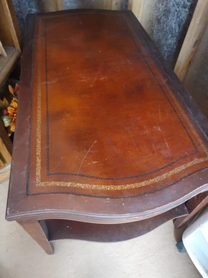 Антикварный кожаный журнальный столик 1940-1950 гг. с золотым листом и тиснением  - Изображение 1 из 3