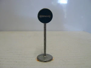 DINKY TOYS ANCIEN PANNEAU DE VILLE  SENS DE CIRCULATION OBLIGATOIRE - Picture 1 of 1