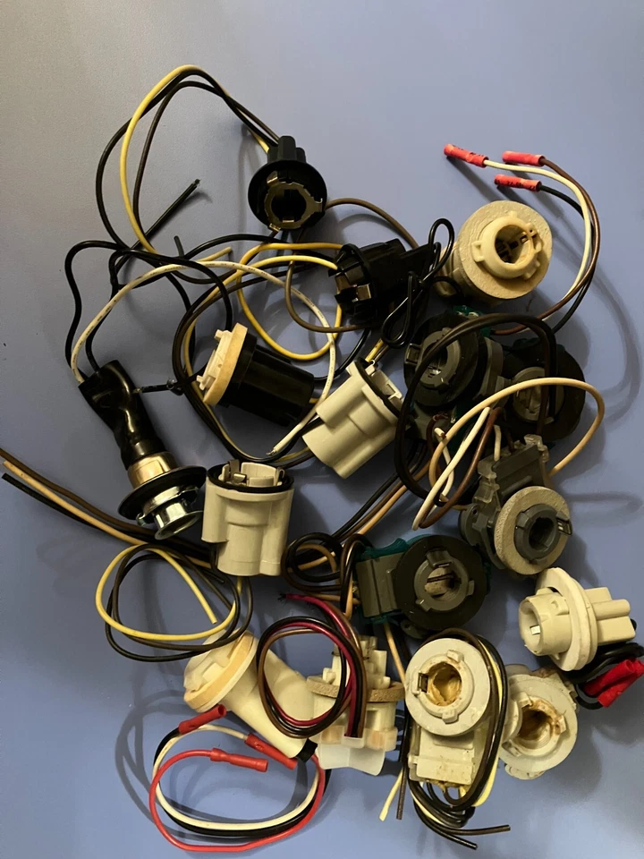 16 PCS ASSORTMENT LIGHT SOCKETS - Image 1 of 4