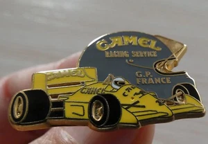 PIN'S F1 FORMULA ONE GRAND PRIX FRANCE CAMEL RACING SERVICE ARTHUS BERTRAND - Foto 1 di 4