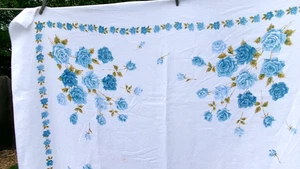 VTG 53X67 WHITE LINEN TABLECLOTH W LARGE BLUE CABBAGE ROSES COTTAGECORE RETRO - Picture 1 of 4
