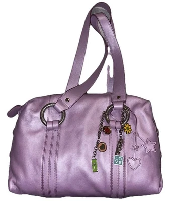 Bolso de hombro grande Elliott Lucca de cuero suave lavanda con dijes Foto 1 de 4