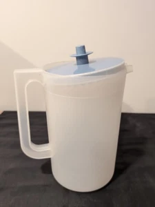 Vintage Tupperware 1 Quart Pitcher 1676 White with Blue Push Button Lid - Picture 1 of 4