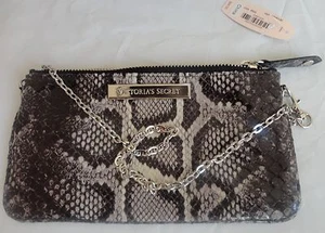 CLUTCH VICTORIA'S SECRET NEGRO/GRIS IMITACIÓN SERPIENTE CON MANGO DE CADENA PLATEADO NUEVO CON ETIQUETAS - Imagen 1 de 4