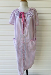 Vintage Granny Seersucker M-L Housecoat House Dress Pink Striped Snap Up PERFECT - Picture 1 of 9