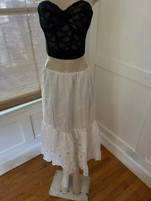 DE COLECCIÓN FALDA DESLIZANTE LENCERÍA BLANCA Bordada ENCAJE FESTONEADO Tracht Made Austria 38 Foto 1 de 4