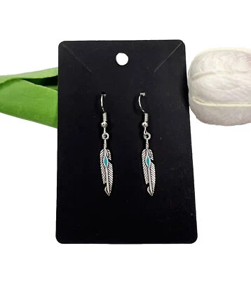 Pendientes con dije de plumas hechos a mano ganchos de plata bisutería Foto 1 de 4