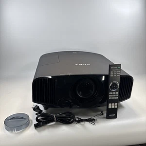 Proyector de cine en casa Sony VPL-VW325ES 4K HDR SXRD con control remoto - Imagen 1 de 15
