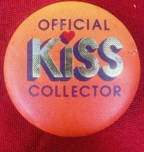 Official Kiss Collector Pin Button Vtg Funny Humor 1981 Hallmark Retro Gift Idea - Picture 1 of 3