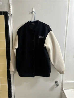 Chaqueta de bombardero universitaria H&M No Fear Collab negra blanca con botones para hombre pequeña Foto 1 de 4