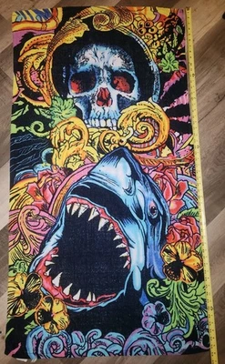 骷髅和鲨鱼迷幻沙滩毛巾 53 英寸 X 29 英寸冲浪花恐怖夏天  — 第 1/4 张图片