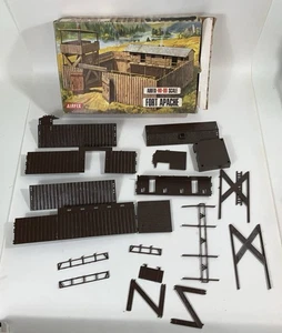 Vintage Airfix scala HO-OO modello Fort Apache #1704 incompleto così com'è pls leggere 18 pezzi - Foto 1 di 11