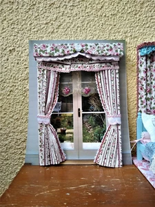 Miniatur 1/12 scale Gardinen mit Spitze Rosenmotiv Puppenhaus Unikat OOAK - Bild 1 von 12