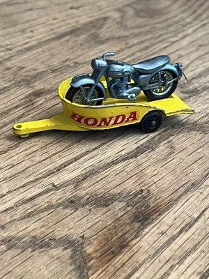 Remolque Matchbox Lesney Honda M-Cycle con Triumph Side Hack motocicleta en él Foto 1 de 2