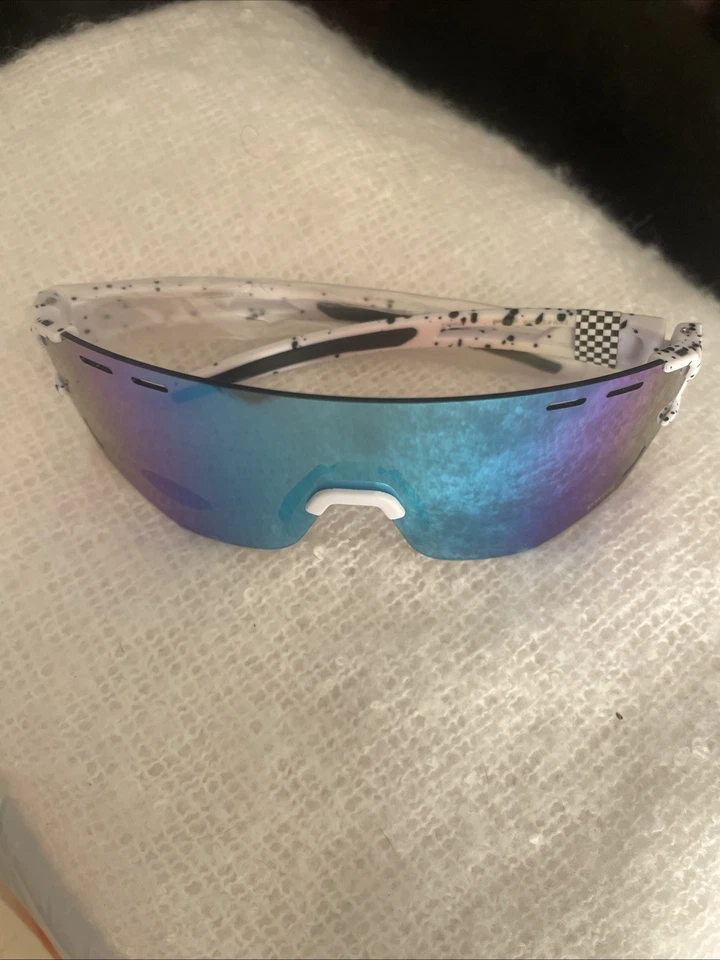 Gafas de sol deportivas con montura blanca y lentes tintadas Pugs con almohadillas para la nariz ajustables UV400 Foto 1 de 3