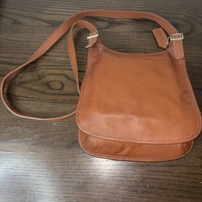 蔻驰 9131 复古 Legacy 马鞍包 棕色皮革斜挎包 双翻盖钱包 阅读 — 第 1/4 张图片